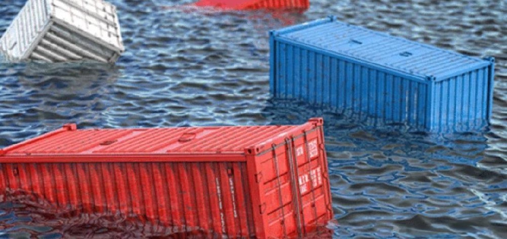 Storm in the English Channel causes 24 containers to fall overboard! Refrigerated containers suspected among them, posing significant salvage challenges.